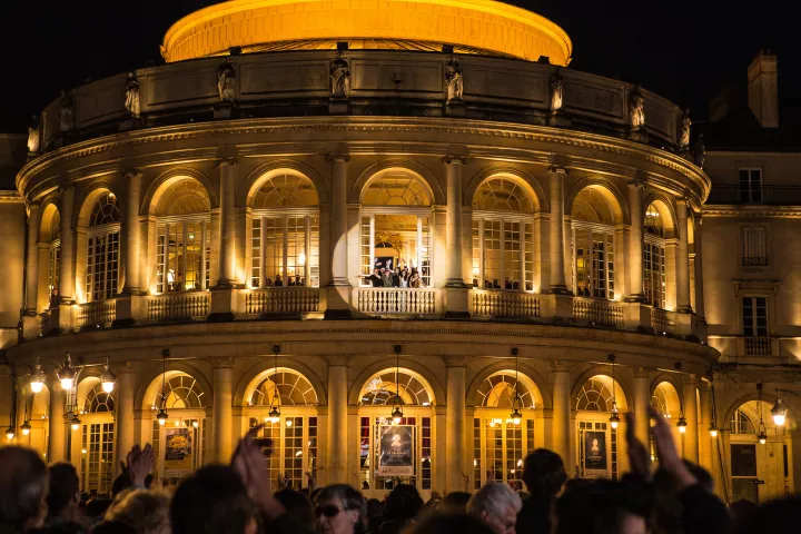 Opéra sur écran(s) Artistes saluant au balcon de l'Opéra de Rennes