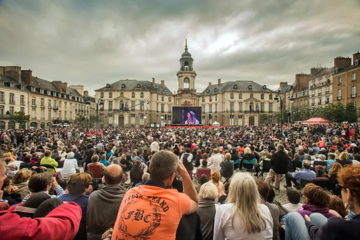 Opéra sur écran(s) Foule devant l'hôtel de ville pour regarder sur écran géant Opéra sur écran(s)